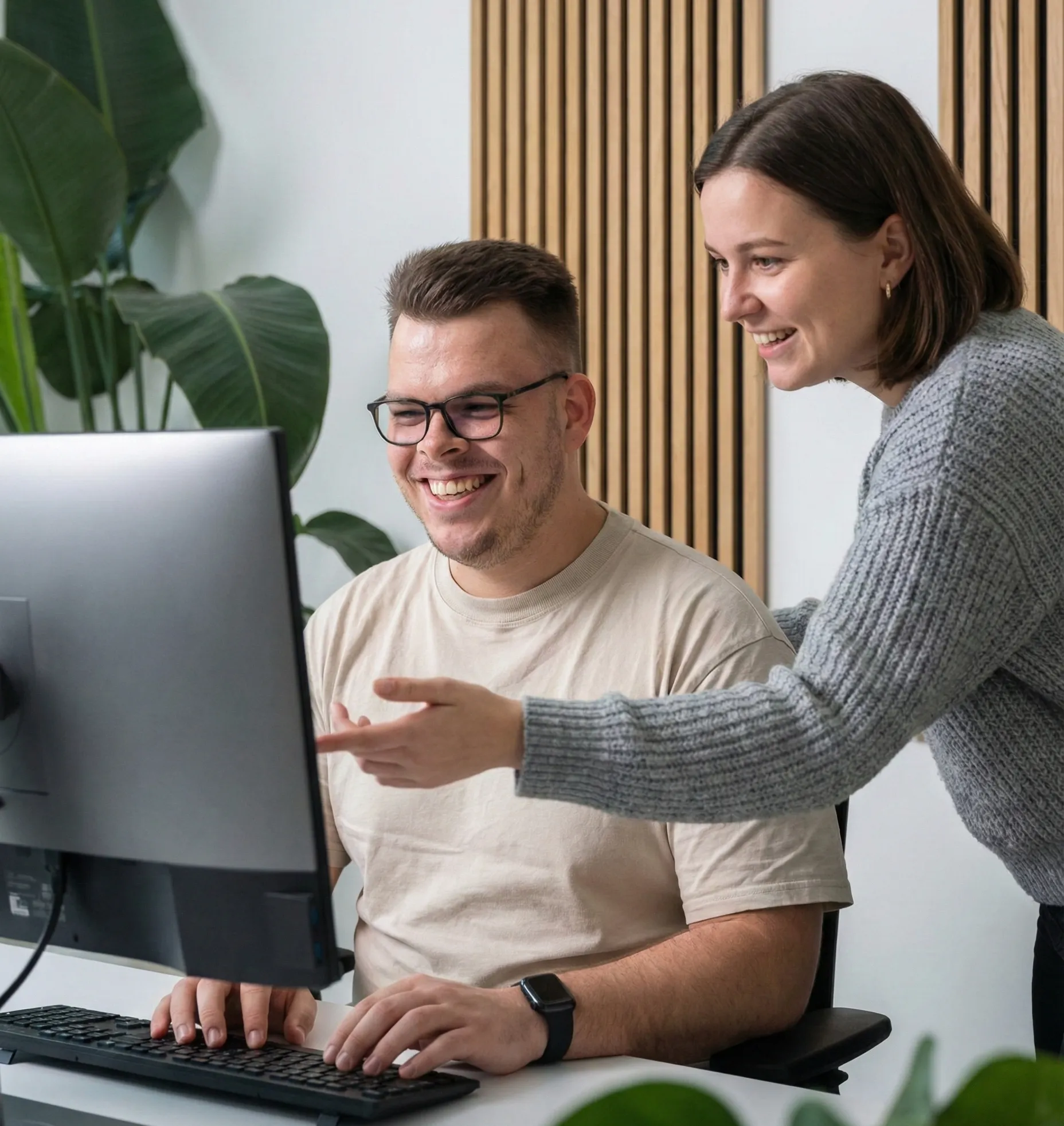 Zusammenarbeit bei osnabyte: gemeinsame Projektarbeit am Bildschirm im ICO Osnabrück.